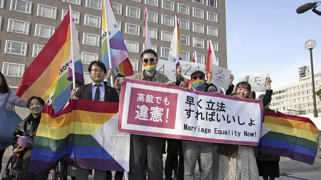 Plaintiffs and others with a banner in front of Sapporo Hight Court