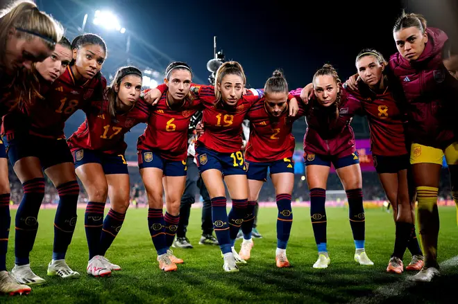 Los jugadores de España se reúnen en el césped del Mundial