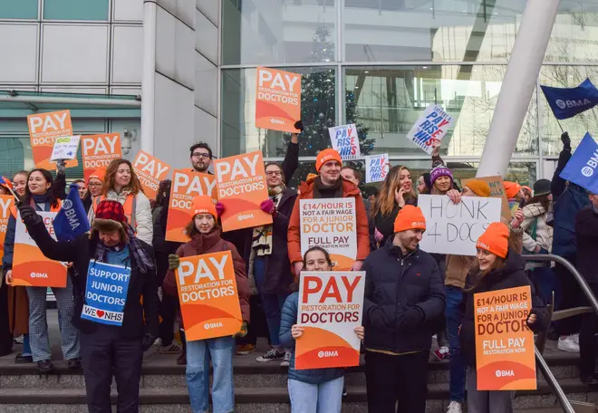 NHS consultants have agreed a deal to end long-running pay dispute