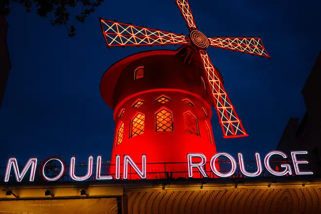 How the Moulin Rouge normally looks at night