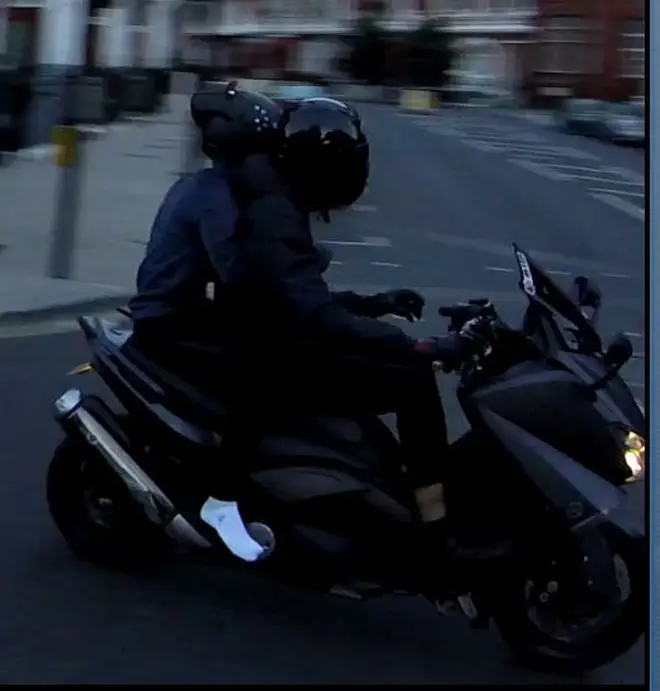 Robbers in Knightsbridge escape on a moped