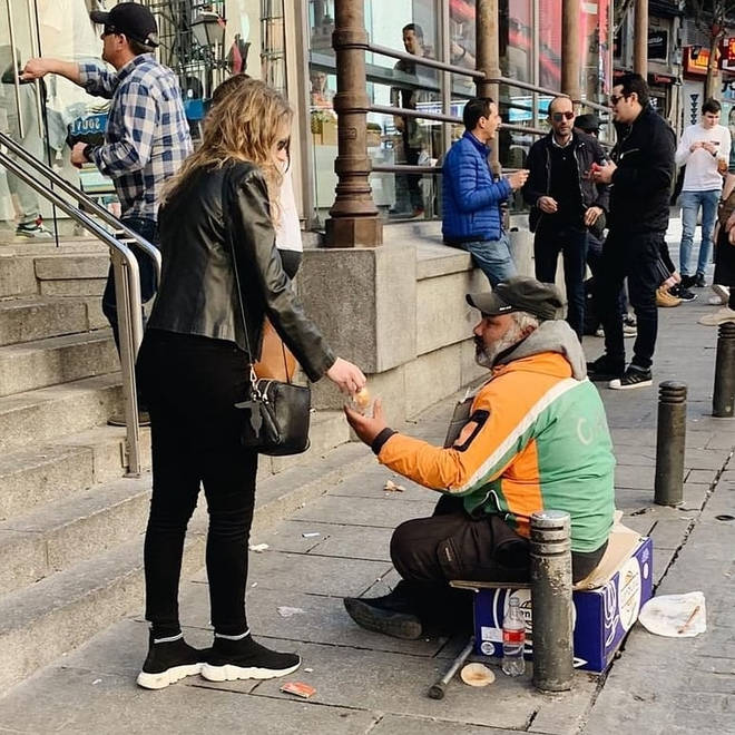 Mr Slattery walked the streets of Madrid giving the public cupcakes to give to the homeless