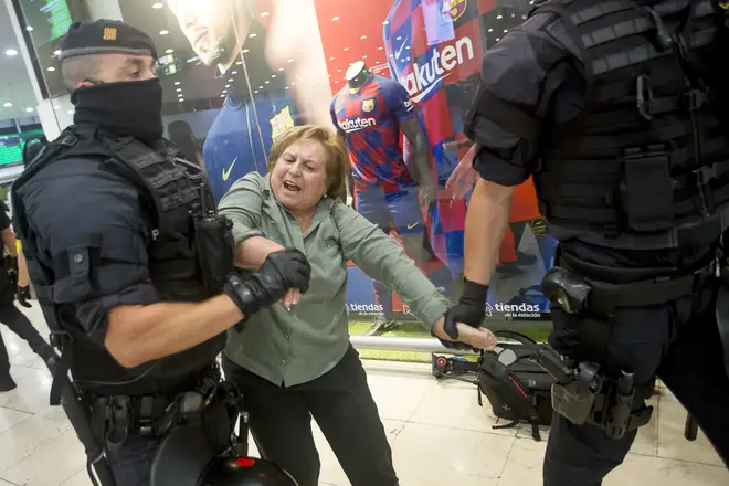 Police tried to evict approximately two hundred independence activists who gathered at the Sants train station, Barcelona on Sunday as part of a protest in support of the Catalan Republic a day before the court ruling verdict was published